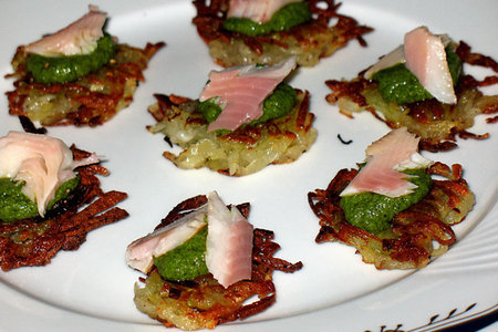 Картофельные "зажарки" с филе копчёной форели на итальянском зелёном соусе: шаг 1
