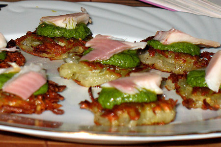 Картофельные "зажарки" с филе копчёной форели на итальянском зелёном соусе: шаг 3