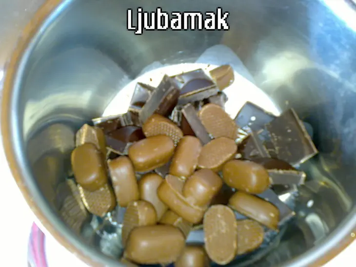 Шоколадный торт с начинкой: шаг 2