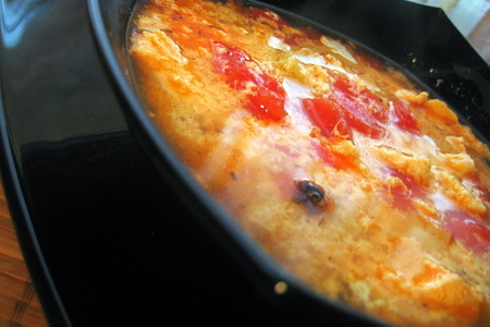 Суп из форели с томатами и яичной заправкой.: шаг 1