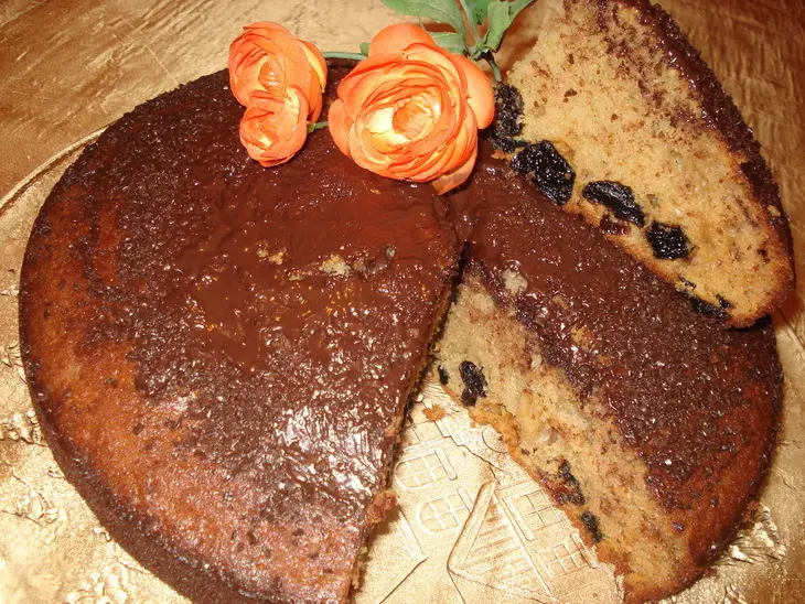 Пирог к чаю с орехами.черносливом.изюмом и шоколадом: шаг 1