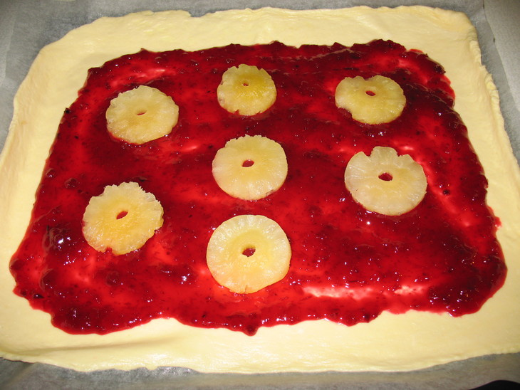 Пирог с клюквой и ананасом из слоеного творожно-дрожжевого теста.: шаг 1