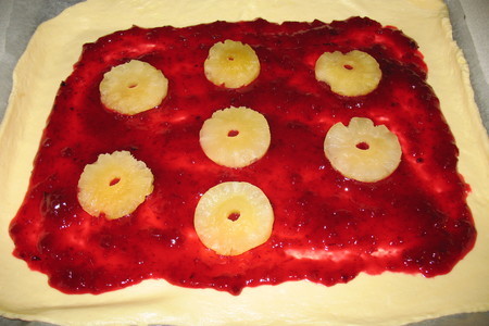 Пирог с клюквой и ананасом из слоеного творожно-дрожжевого теста.: шаг 1