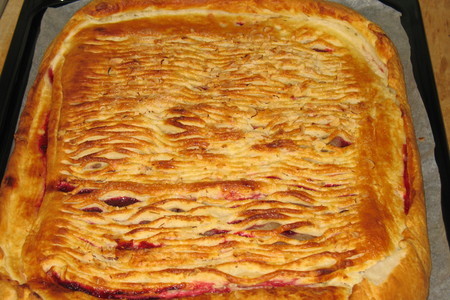 Пирог с клюквой и ананасом из слоеного творожно-дрожжевого теста.: шаг 3