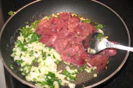 Куриные окорочка,фаршированные печенкой, луком и зеленью: шаг 6