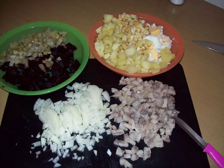 Салат из селёдки со свеклой.: шаг 2