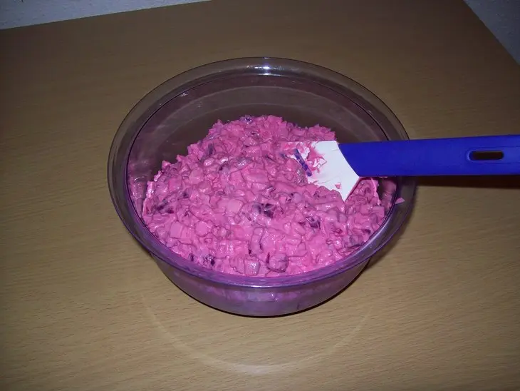 Салат из селёдки со свеклой.: шаг 3