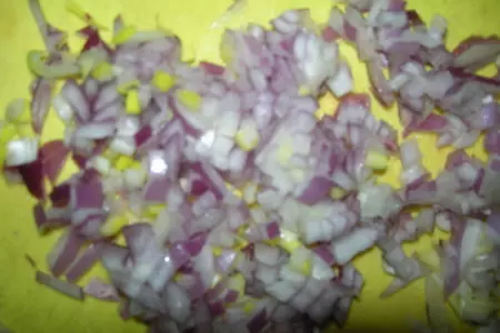 Авокадо с икрой и яйцами: шаг 2