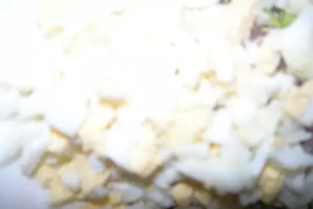 Авокадо с икрой и яйцами: шаг 3