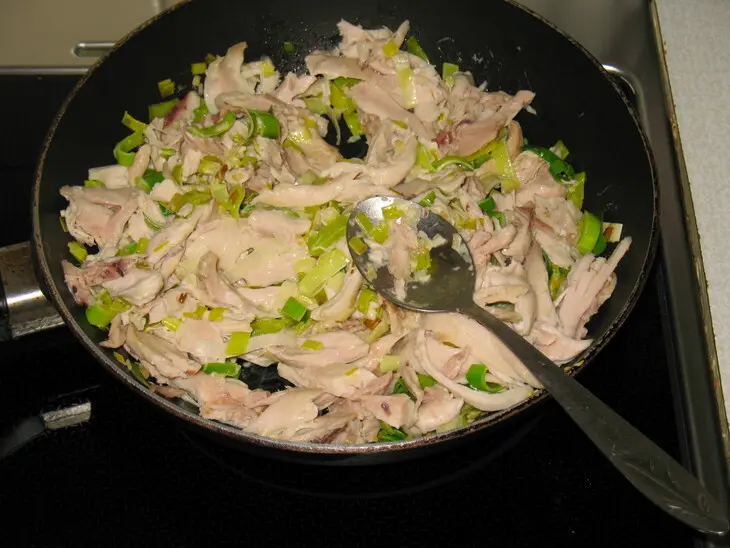 Картофельный «пирог» с курицей и пореем.: шаг 4