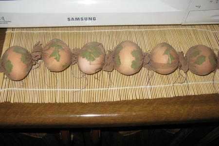 Пасхальные яйца - два варианта окраски: шаг 2