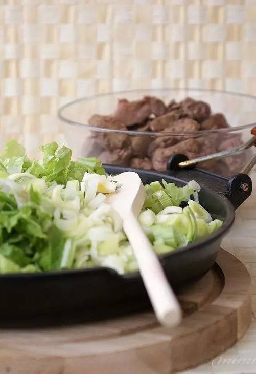 Куриные сердечки и печенка с китайской капустой: шаг 2