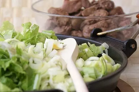 Куриные сердечки и печенка с китайской капустой: шаг 2