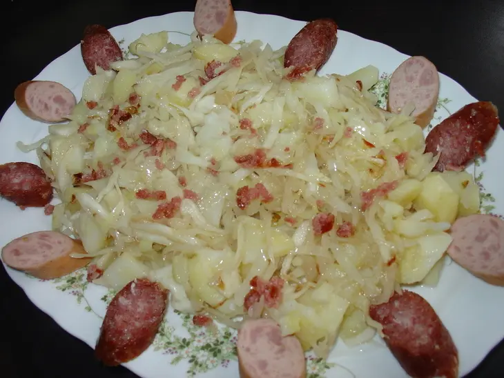 Тёплый салат с картофелем и капустой.: шаг 1