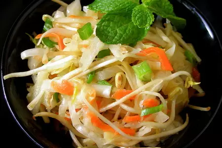 Салат с квашеной капусты с проростками сои: шаг 1