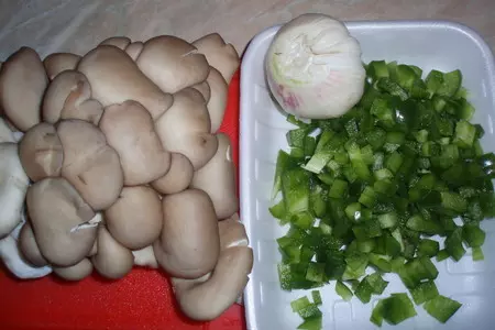 Куриные сердечки с вешенками в сметане: шаг 4