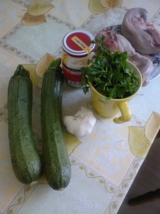 Кабачковые башенки с языком и сыром.: шаг 1