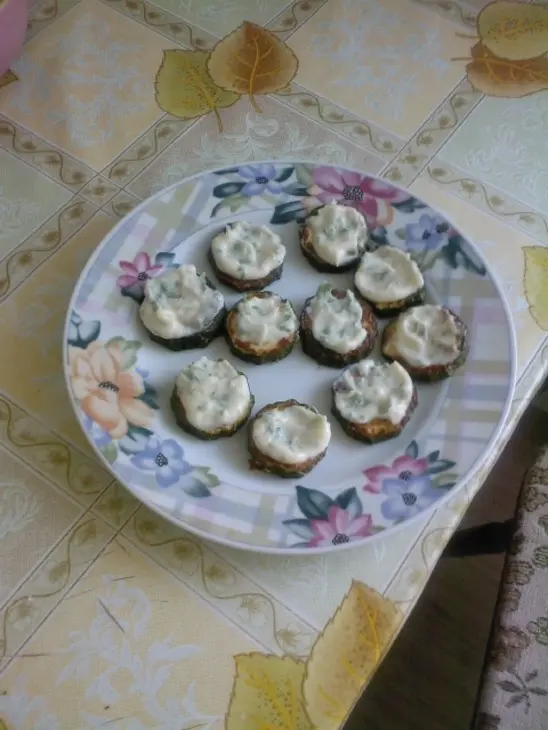 Кабачковые башенки с языком и сыром.: шаг 3