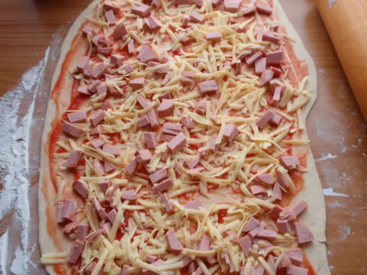 Розовые булочки с сыром и колбасой: шаг 3