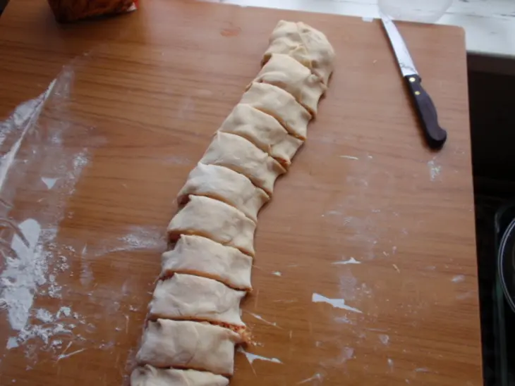 Розовые булочки с сыром и колбасой: шаг 4
