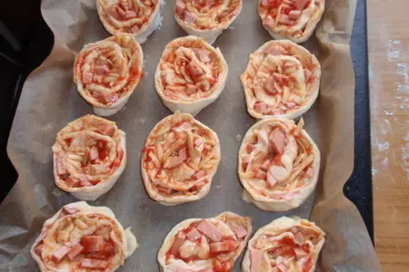 Розовые булочки с сыром и колбасой: шаг 5