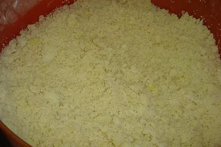Творожно-яблочный пирог с песочной крошкой: шаг 1