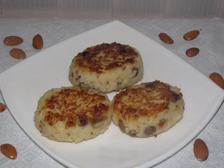 Десертные рисовые котлетки с шоколадным соусом.: шаг 1