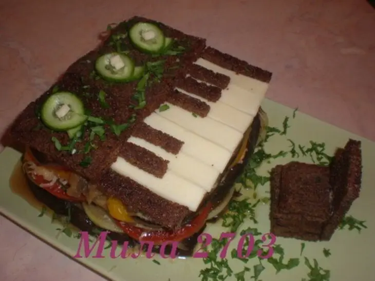 «пианино» салат из печеных овощей с сыром и гренками: шаг 6