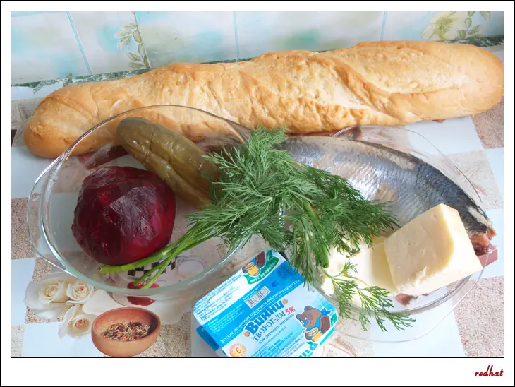 Багет фаршированный свеклой и сельдью: шаг 1