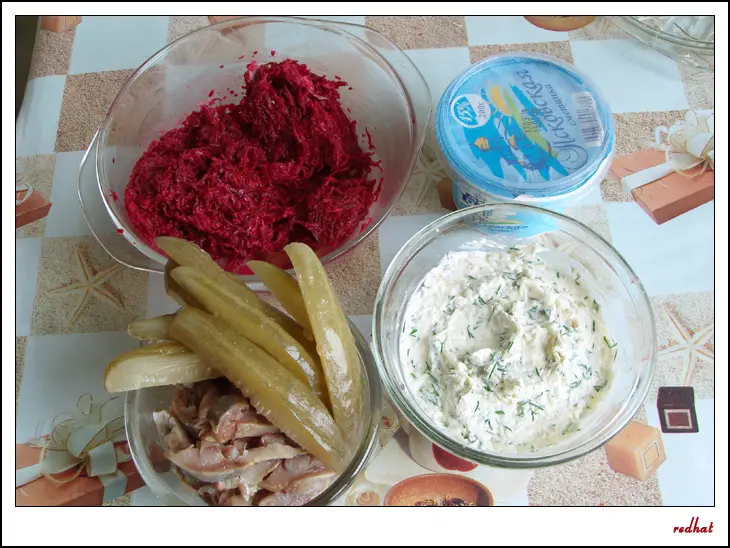 Багет фаршированный свеклой и сельдью: шаг 2