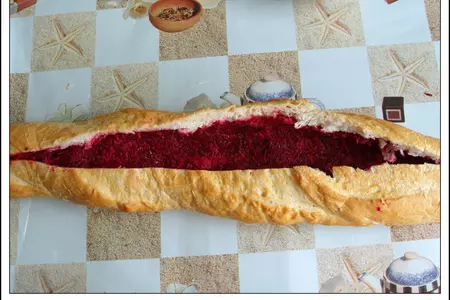 Багет фаршированный свеклой и сельдью: шаг 4