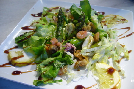Теплый салат со спаржей и морским коктейлем: фото шаг 8