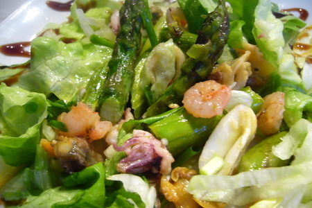 Теплый салат со спаржей и морским коктейлем: фото шаг 9