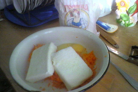 Сырники с сырой морковью: шаг 1