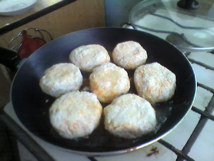 Сырники с сырой морковью: шаг 4