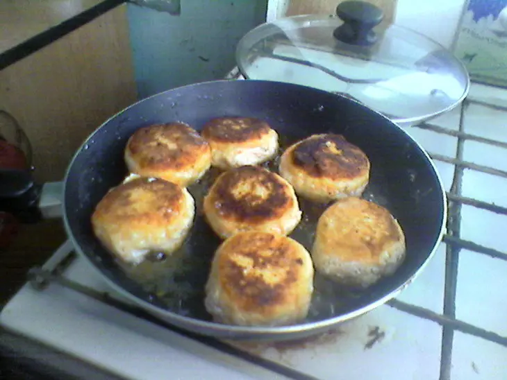 Сырники с сырой морковью: шаг 5