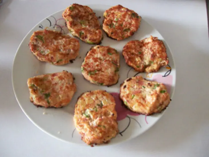 Необычные драники - котлеты с сыром, сосисками и беконом: шаг 5