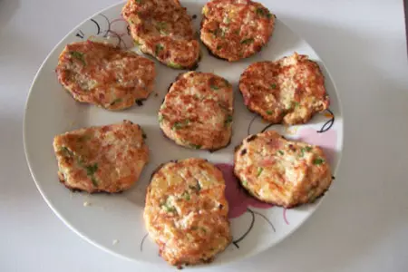 Необычные драники - котлеты с сыром, сосисками и беконом: шаг 5