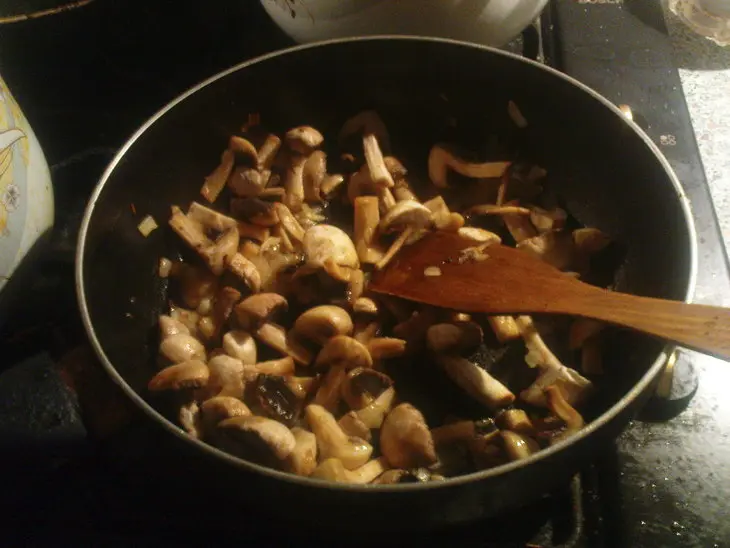 Куриное филе с шампиньонами в сливочном соусе: шаг 1
