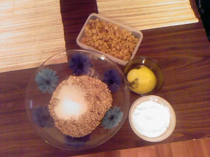 Рулет с изюмом и орехами: шаг 1