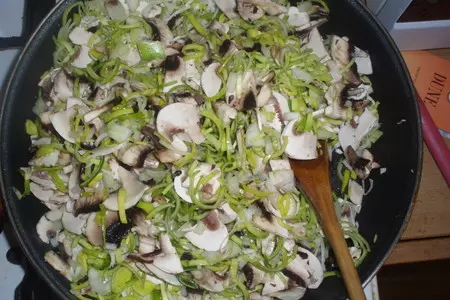 Куриное мясо с луком пореем под крышкой из теста: шаг 2