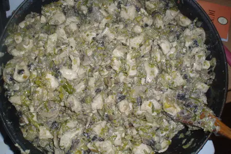 Куриное мясо с луком пореем под крышкой из теста: шаг 3