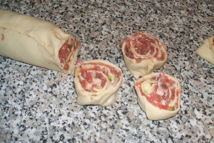 Рулетные дольки с мясом: шаг 2