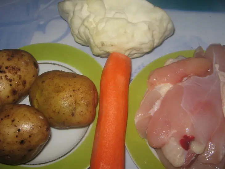Жаркое в горшочке из курицы и капусты.: шаг 1