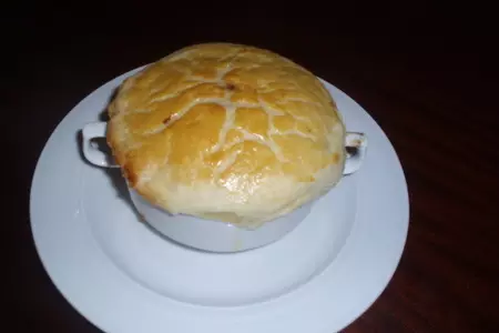 Куриное мясо с луком пореем под крышкой из теста: шаг 6