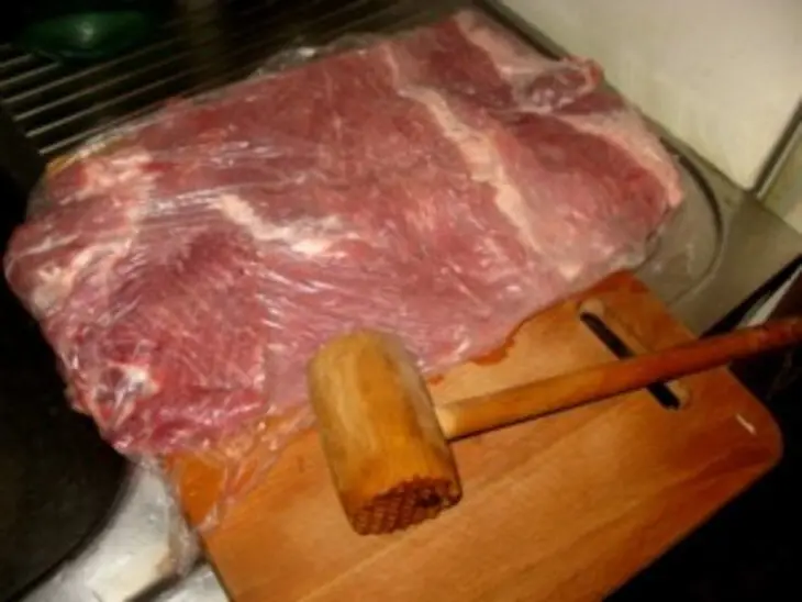 Рулет из свинины с грушами и сыром: шаг 1