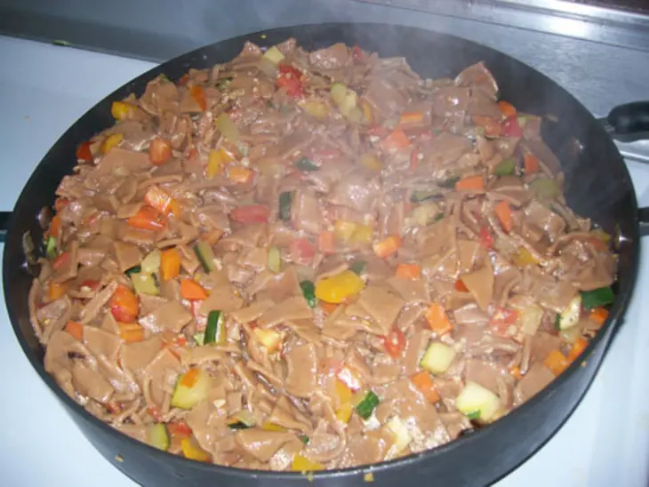 Паста домашнего приготовления с овощами: шаг 6