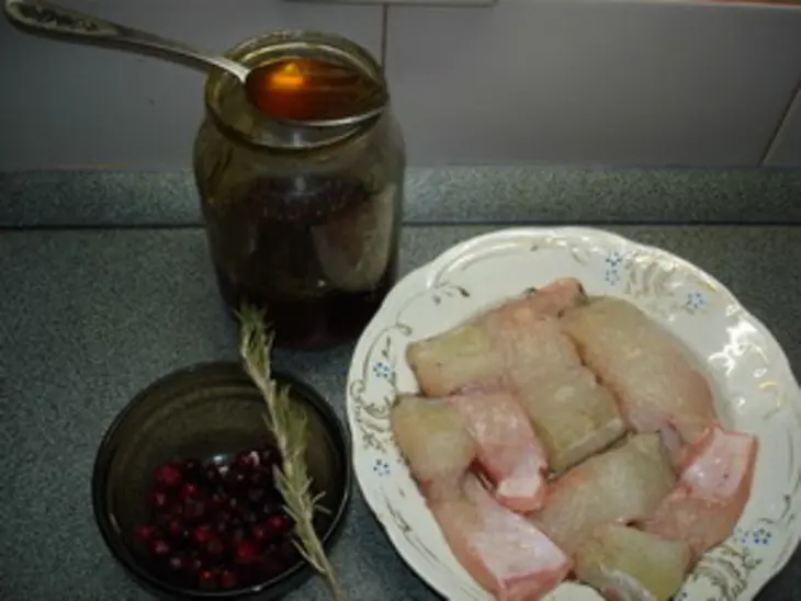 Сом под клюквенным соусом: шаг 2