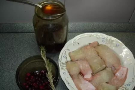 Сом под клюквенным соусом: шаг 2