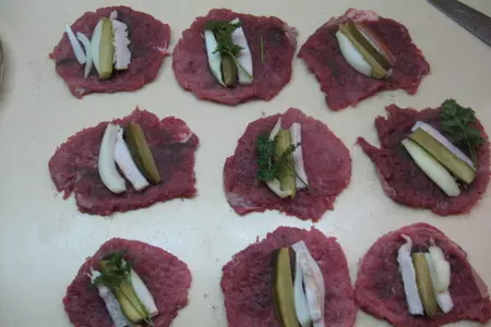 Мясные рулетики и клецки со сливами: шаг 1
